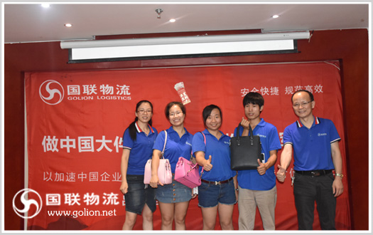 刘总、谢总与小蜜蜂、微笑天使、老黄牛获奖人员合影 刘总、谢总与小蜜蜂、微笑天使、老黄牛获奖人员合影